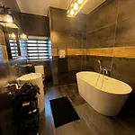 Trendy Seaside Escape 2 Bedroom Penthouse 公寓