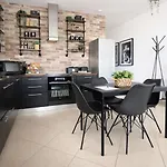 Trendy Seaside Escape 2 Bedroom Penthouse 公寓