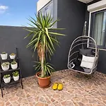 Trendy Seaside Escape 2 Bedroom Penthouse 公寓