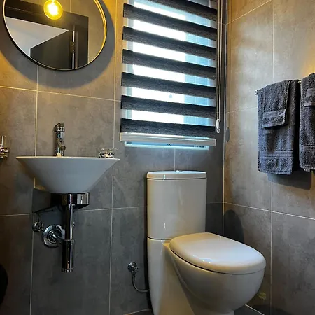 Trendy Seaside Escape 2 Bedroom Penthouse Apartament