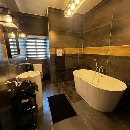 Trendy Seaside Escape 2 Bedroom Penthouse Apartament