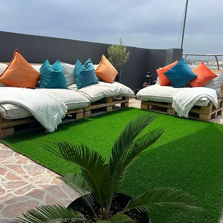 Trendy Seaside Escape 2 Bedroom Penthouse Διαμέρισμα *