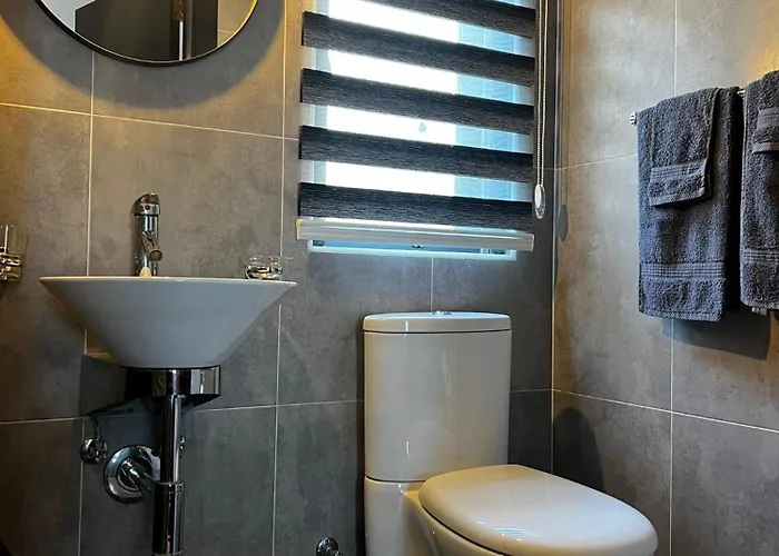 Trendy Seaside Escape 2 Bedroom Penthouse Apartamento